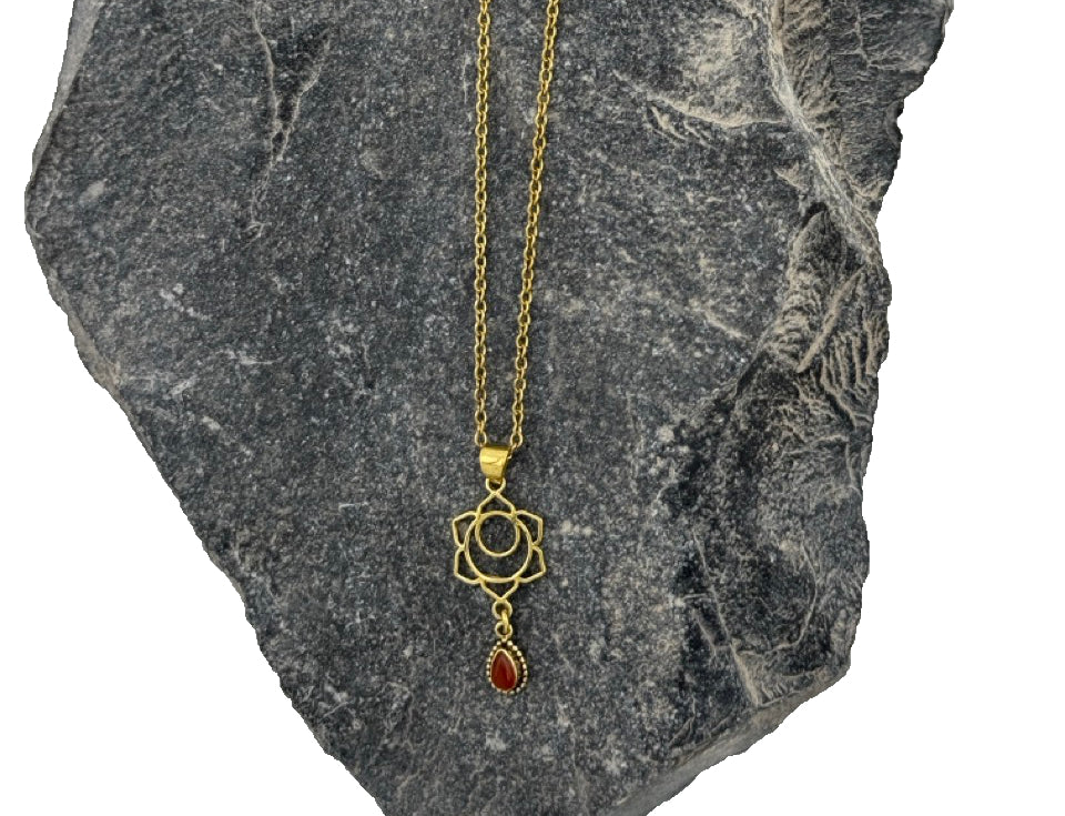 Halskette aus Messing mit einem Sakral Chakra Symbol Anhänger