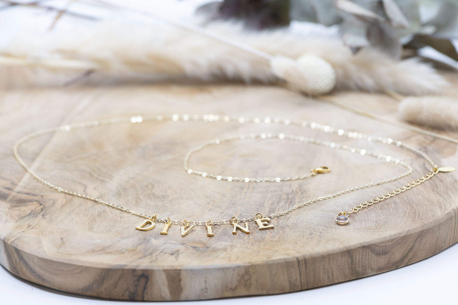 Die Bauchkette "Divine" ist aus Messing und 24k vergoldet.