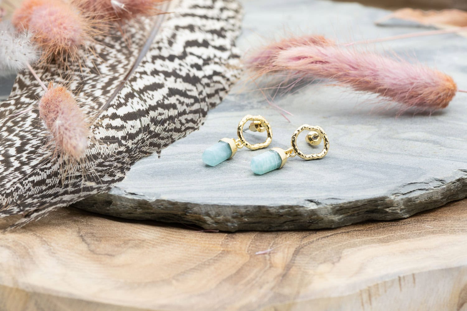 Diese Ohrringe "Crystal Larimar" sind aus Messing und 24k vergoldet