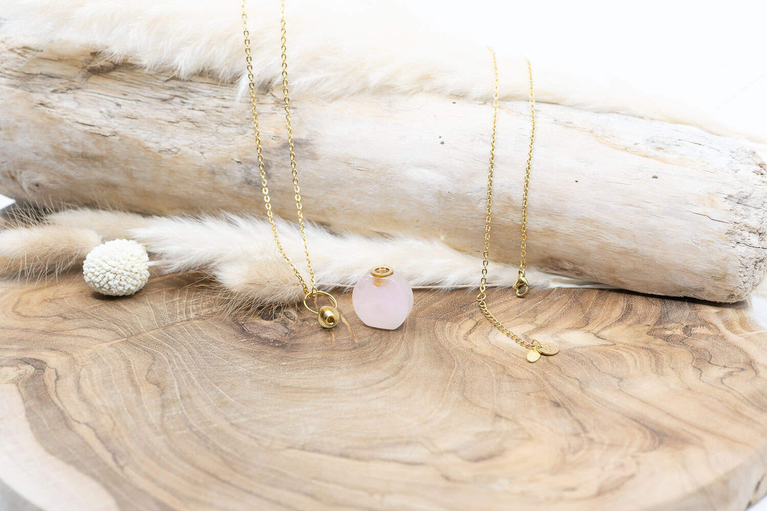 Diese Halskette "Flacon Rosequarz" ist aus Edelstahl und 14k vergoldet.