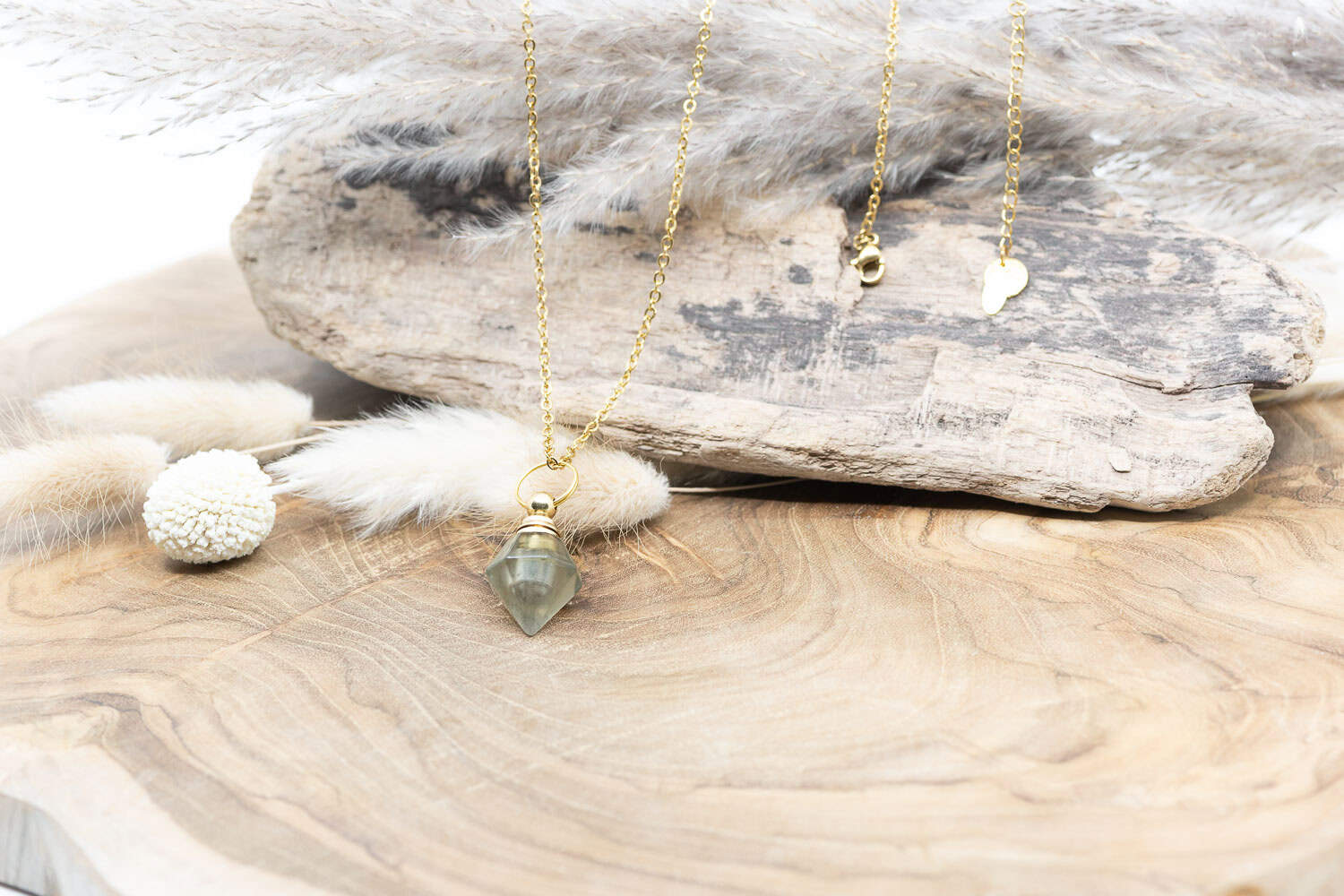 Diese Halskette "Flacon Fluorit" ist aus Edelstahl und 14k vergoldet.