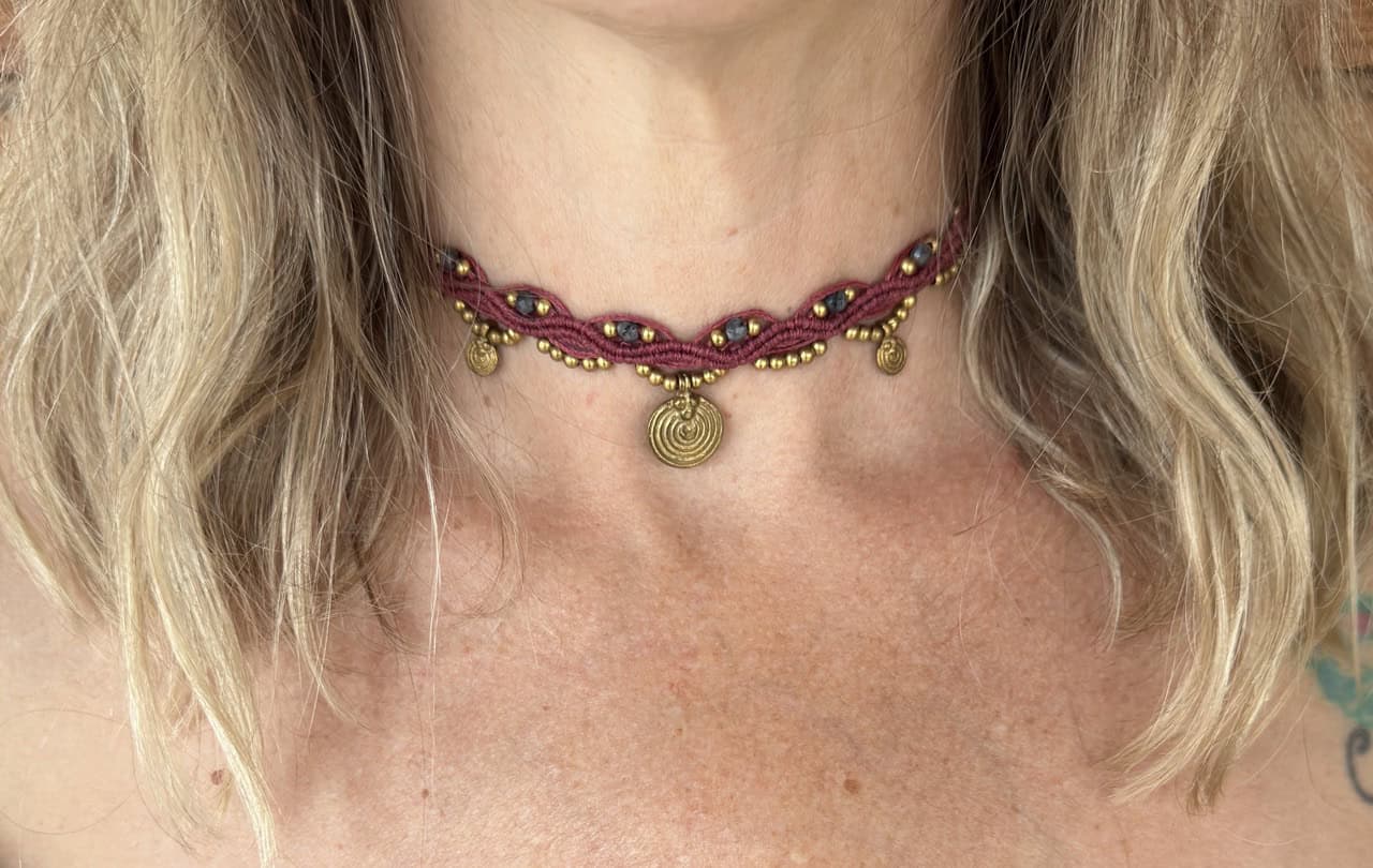Makramee Choker "Eva Cherry" mit dem Halbedelstein Larvikit