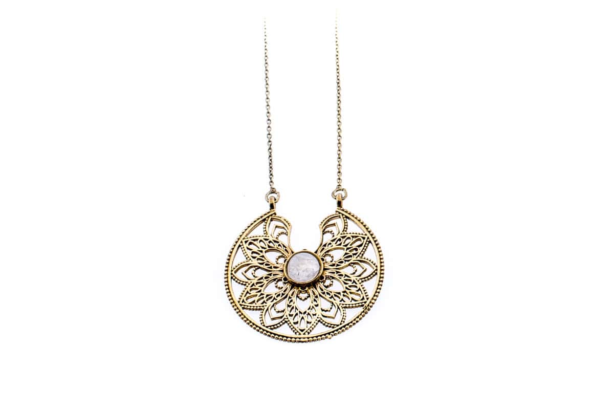 Lange Kette aus Messing mit einem Halbedelstein.