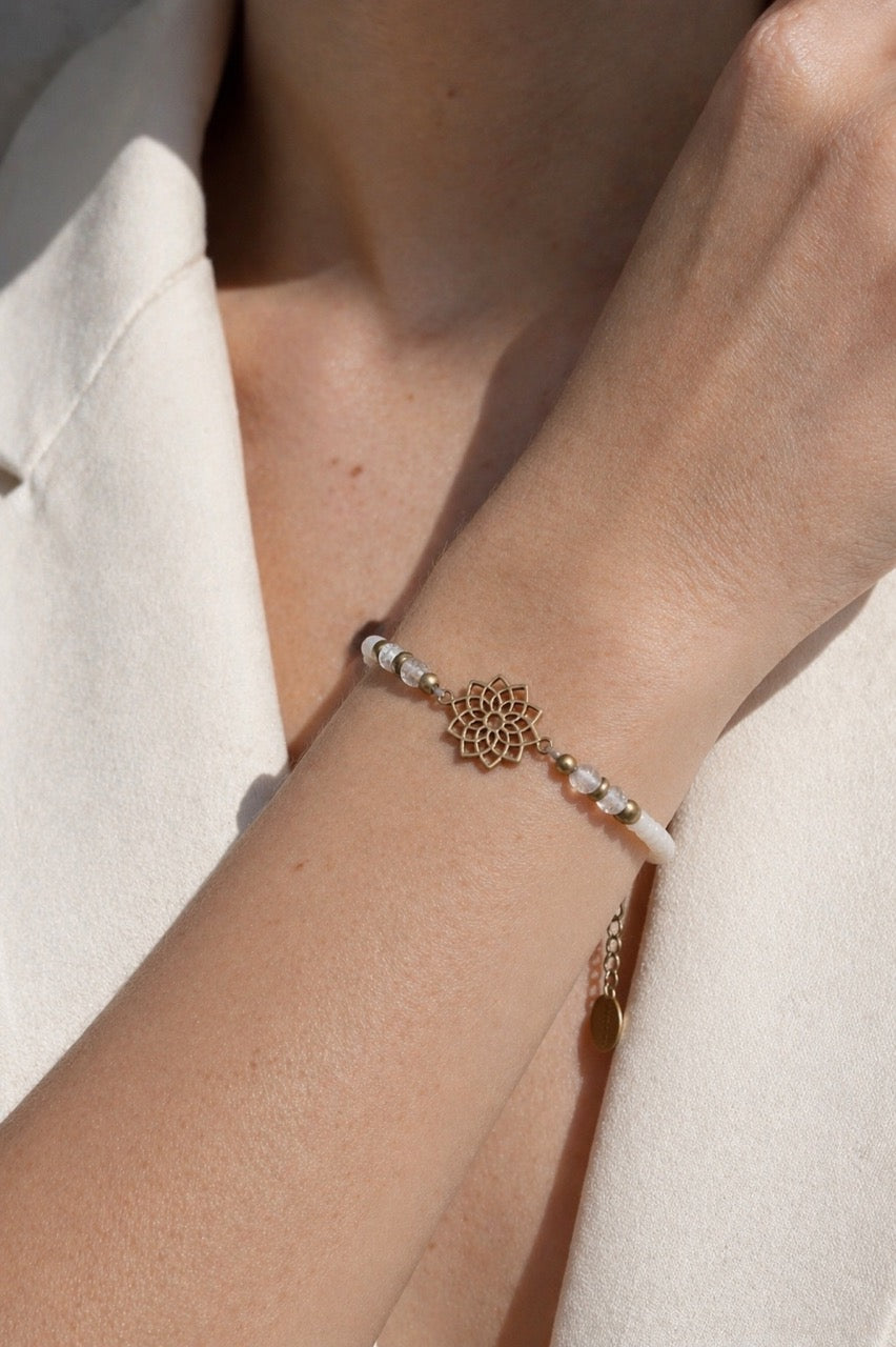 Makramee Armband mit dem Kronen Chakra und Bergkristallen