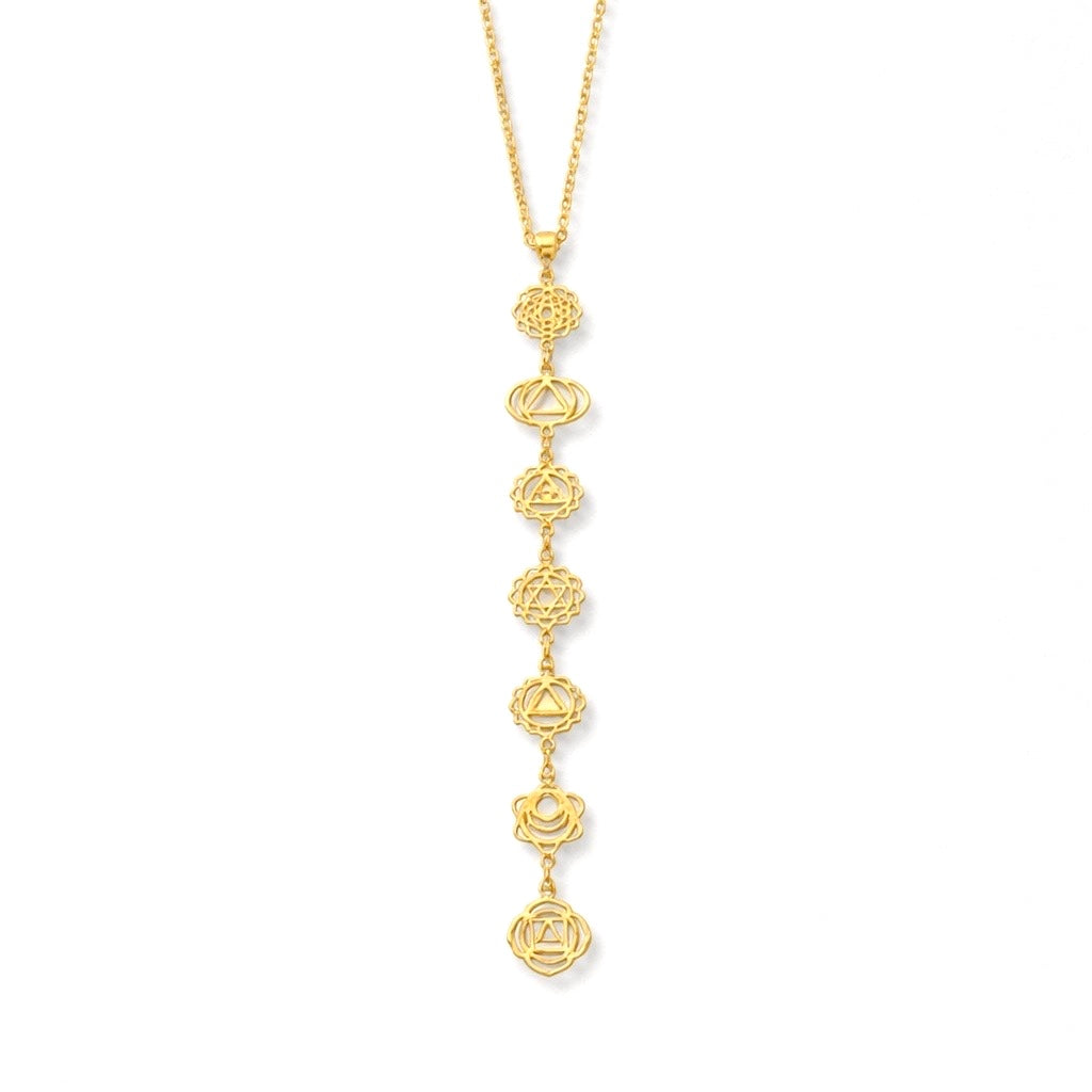 Filigrane Chakra-Kette aus vergoldetem Messing mit allen sieben Chakrasymbolen – ein ausdrucksstarker Begleiter für deine spirituelle Reise.