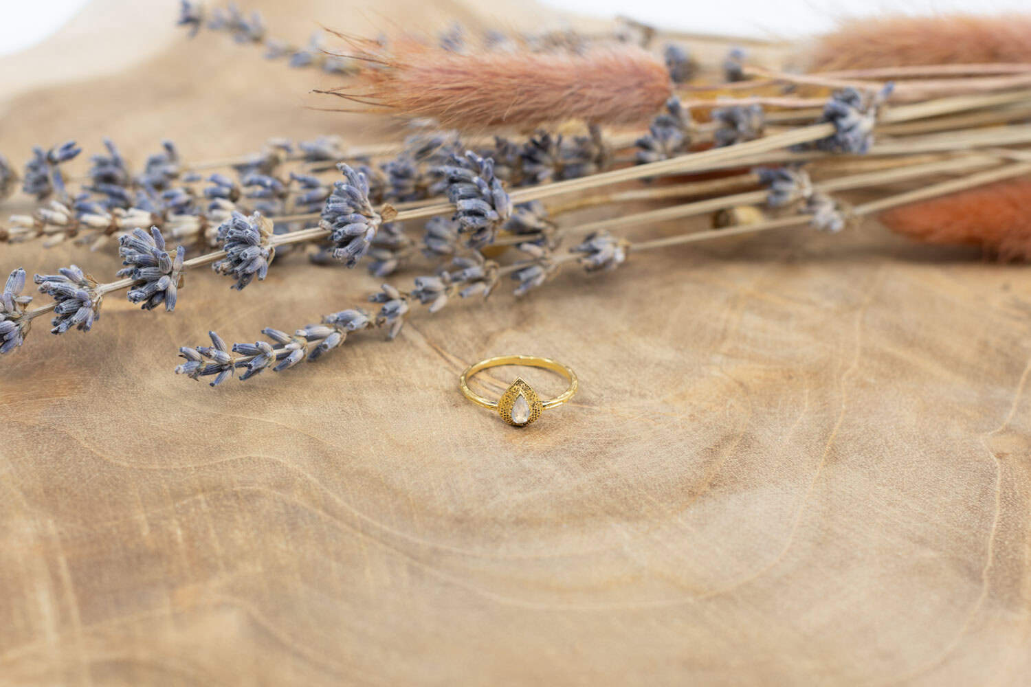 Fingerring aus Messing 24k Vergoldet mit Mondstein