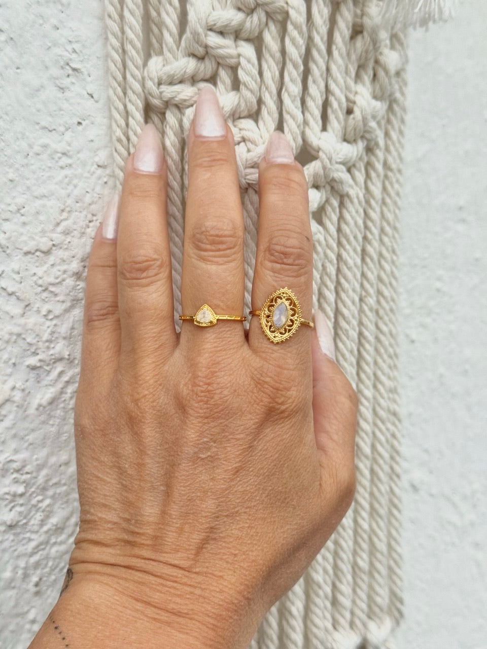 Mystisch, feminin & kraftvoll – vergoldeter Ring mit Mondstein oder Rauchquarz im Mandala-Design. Wähle deine Energie.