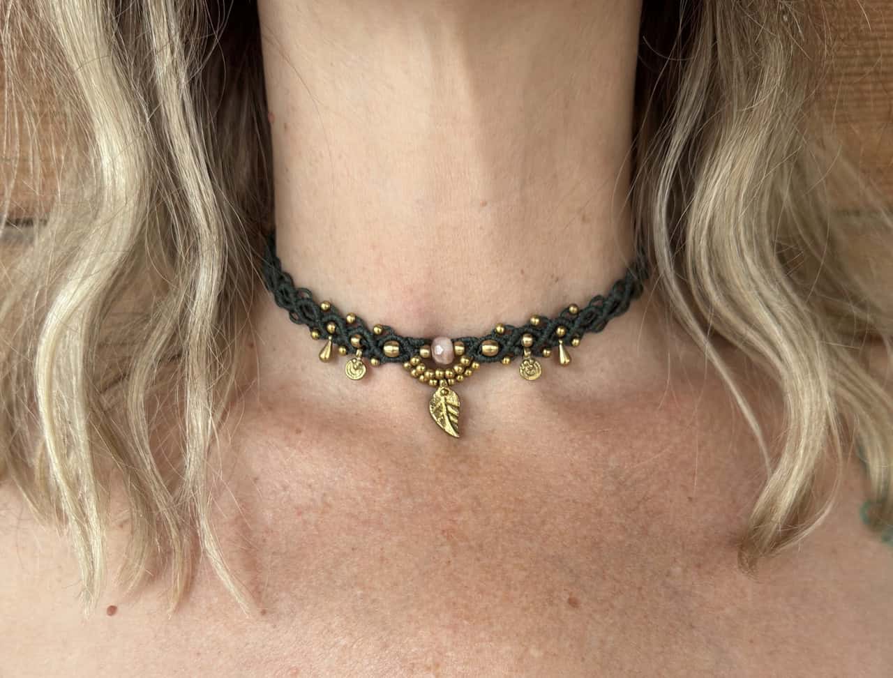 Makramee Choker Ayla Green mit dem Halbedelstein Sonnenstein
