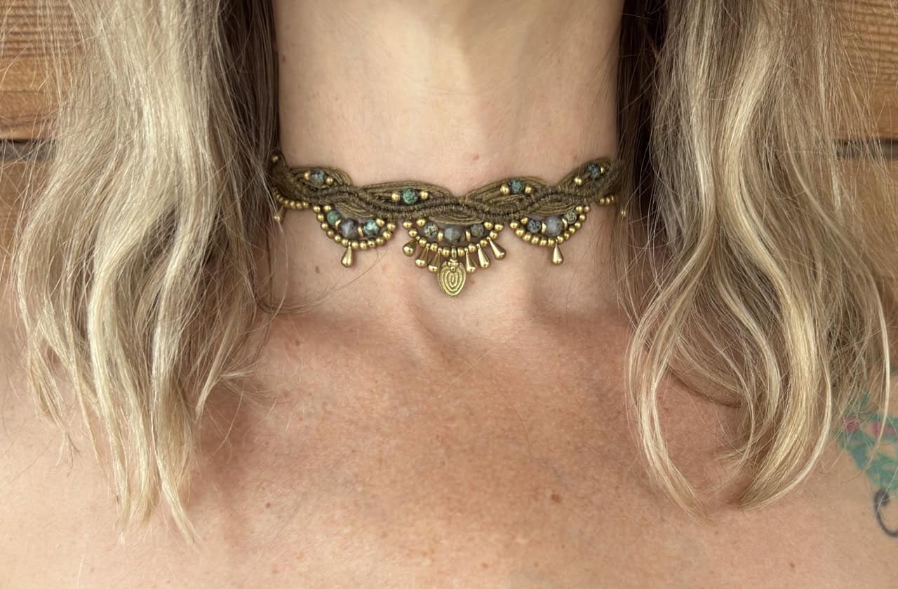 Makramee Choker "Zoe Olive" mit den Halbedelsteinen Afrikanischem Türkis & Labradorit