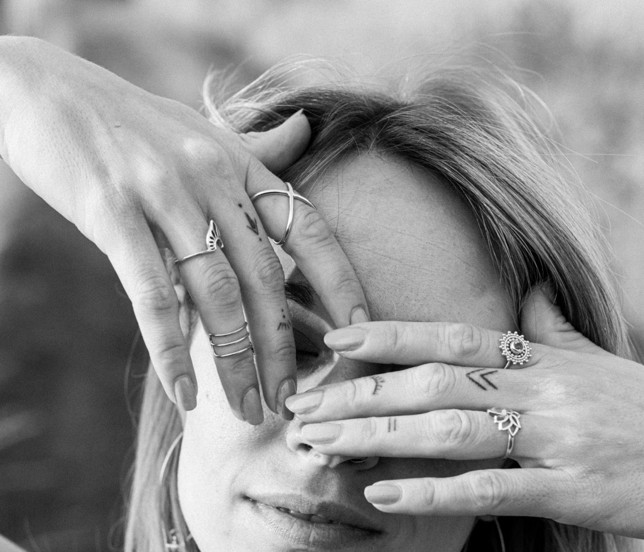 Silberring mit Lotus & Edelstein – Symbol für innere Stärke & Neubeginn
