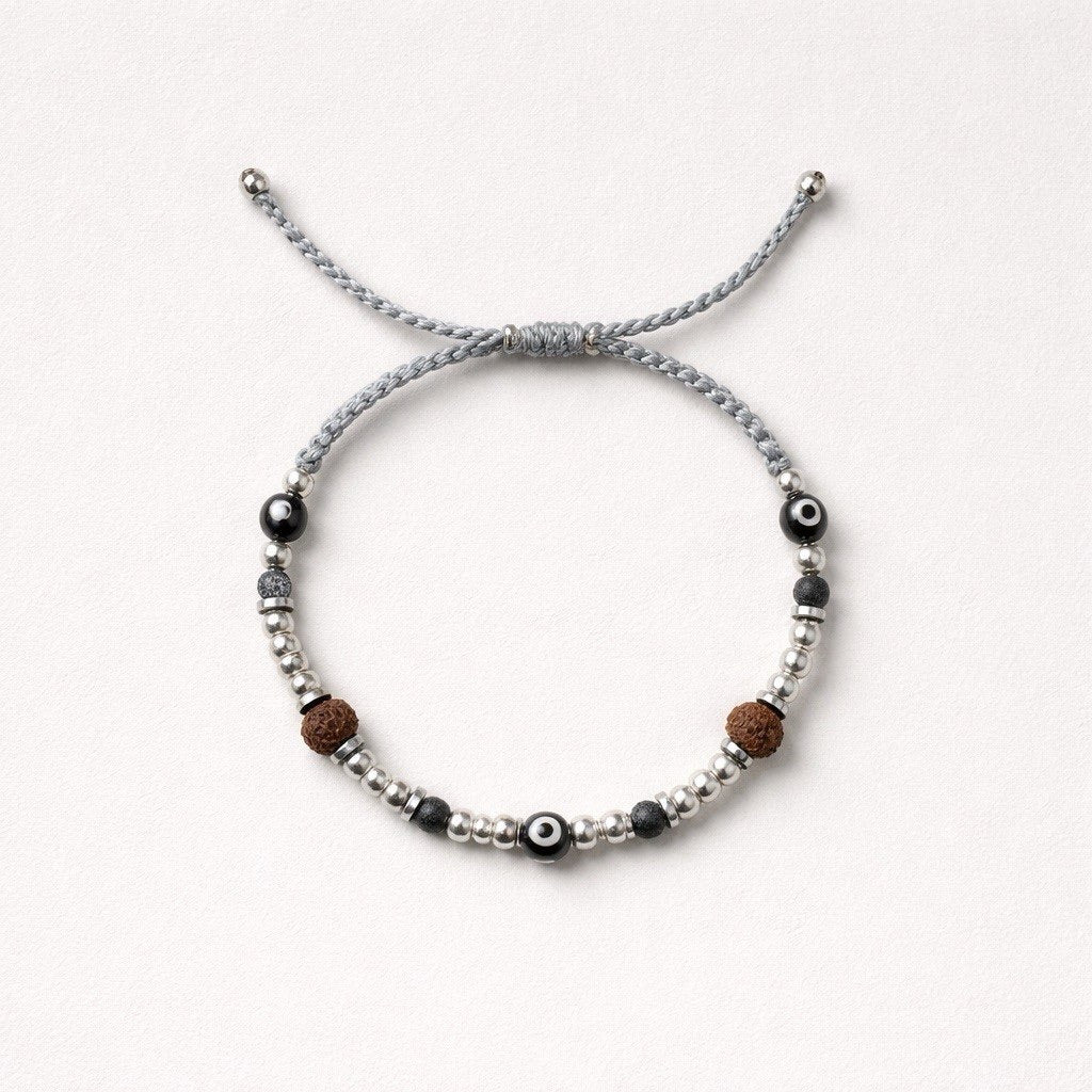Handgefertigtes Herrenarmband mit Rhodium Hämatit, Rudraksha-Elementen und Makramee-Verschluss. Minimalistisch, maskulin und zeitlos von Elmare.