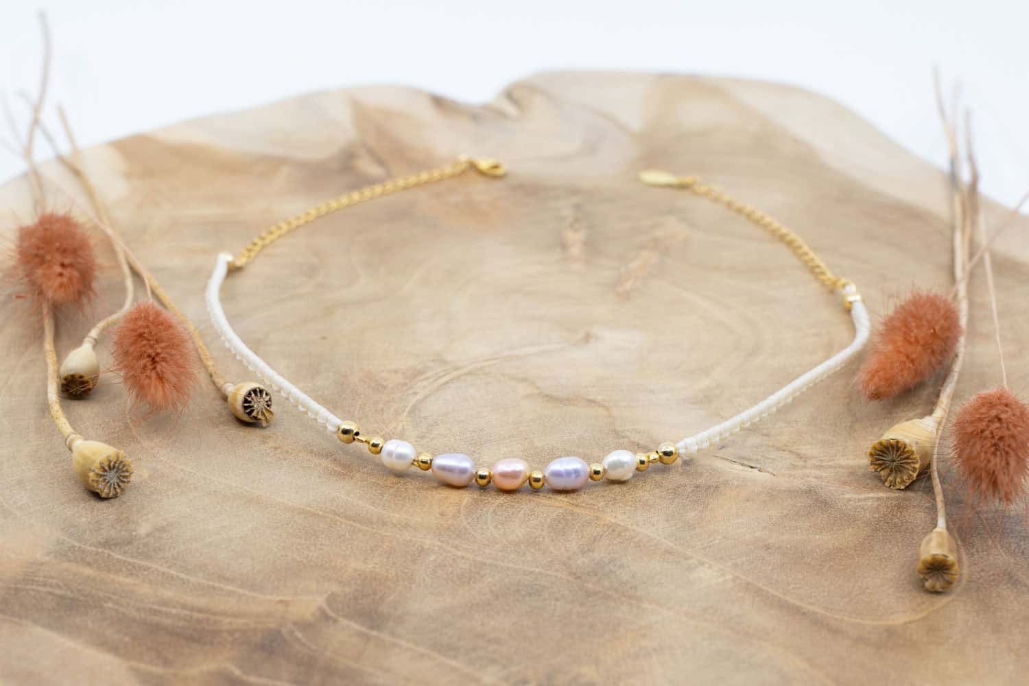 Makramee Halskette Blossom mit farbigen Zuchtperlen, Garn und Messing 24k Vergoldet