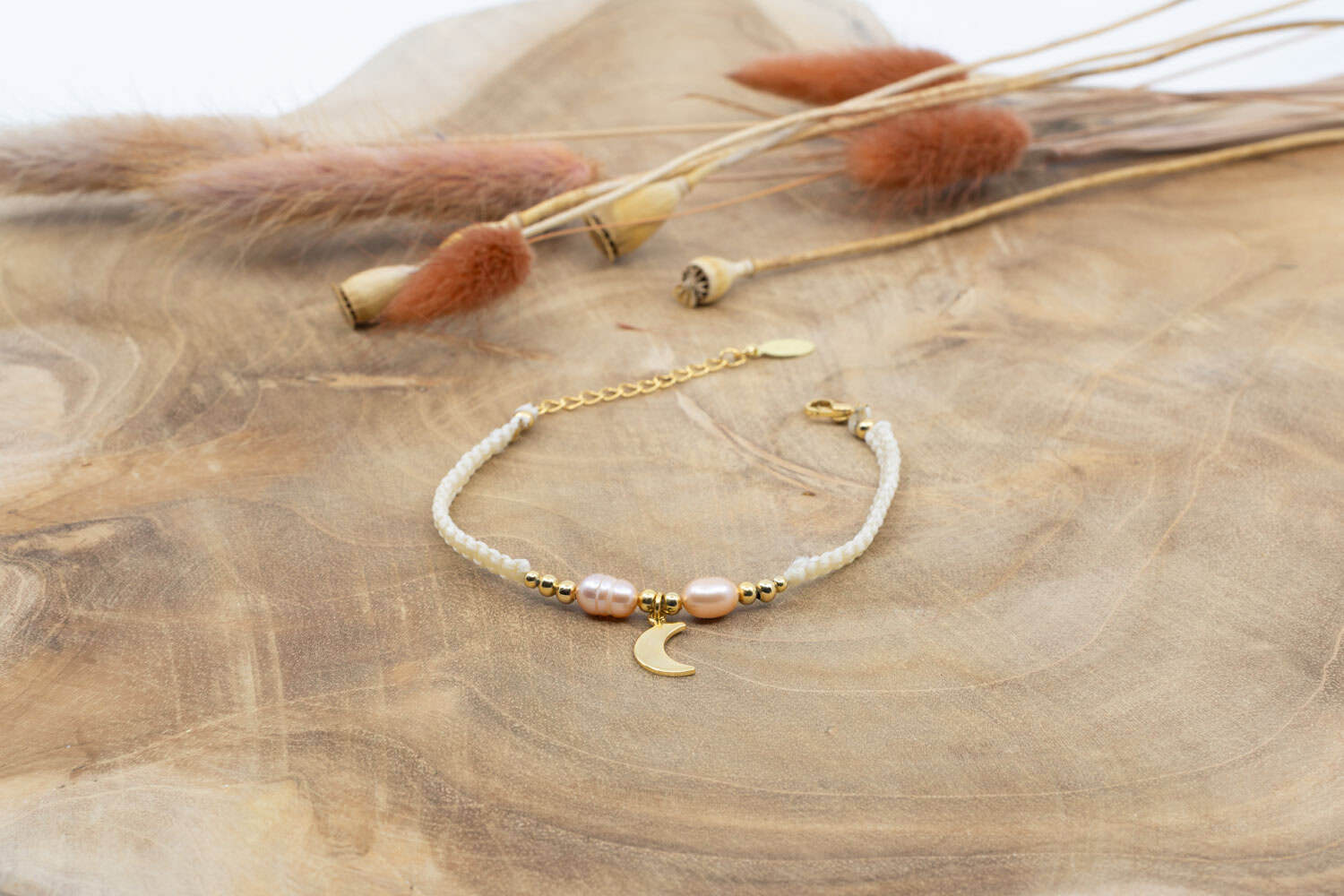 Makramee Armband Moon Pearl mit verschieden farbigen Zuchtperlen, Garn und Messing 24k Vergoldet