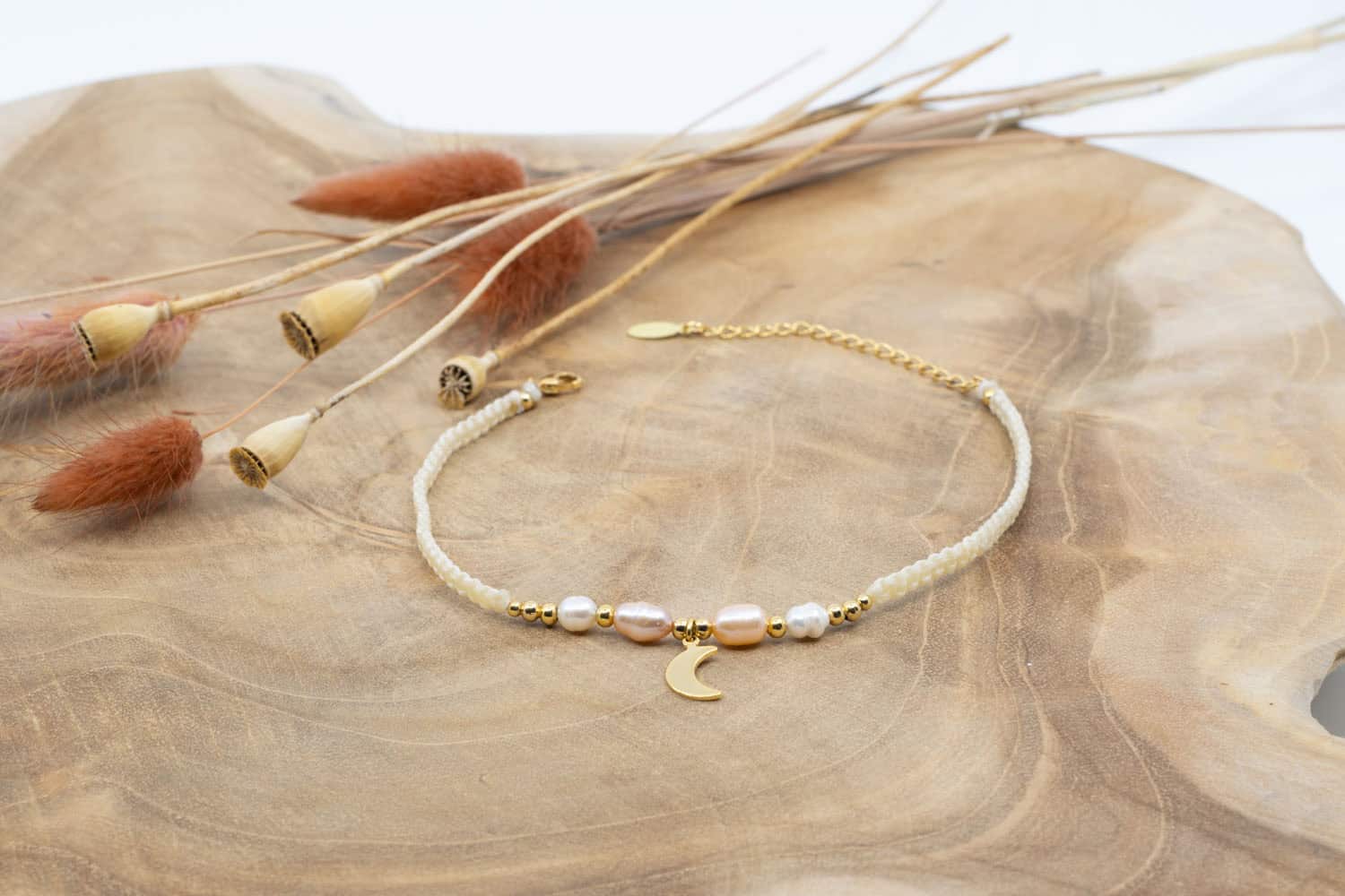 Makramee Fusskette Moon Pearl mit verschieden farbigen Zuchtperlen, Garn und Messing 24k Vergoldet