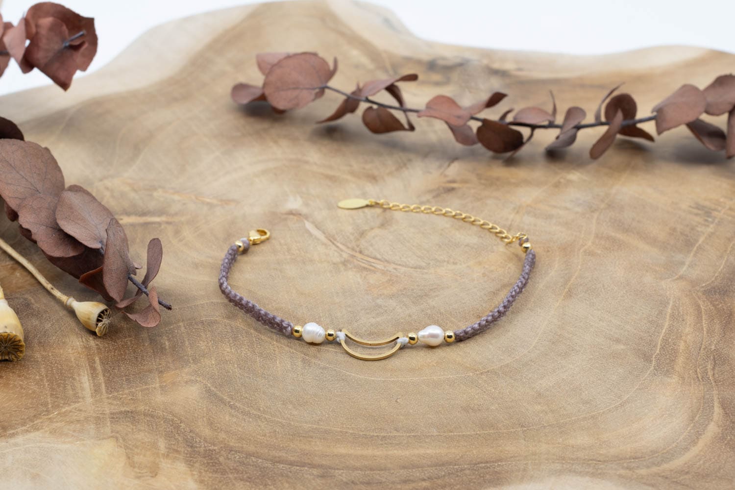 Makramee Armband Night Moon mit weissen Zuchtperlen, Garn und Messing 24k Vergoldet