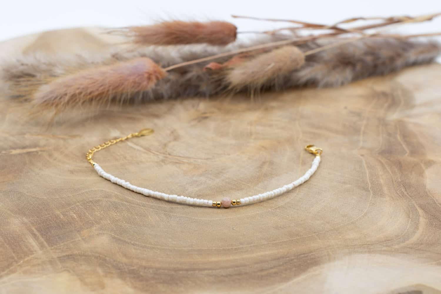 Armband Messing vergoldet mit weissen Rocailles Perlen und einem Rosa Mondstein