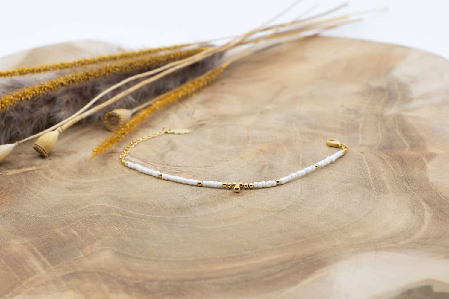 Armband Messing vergoldet mit weissen Rocailles Perlen