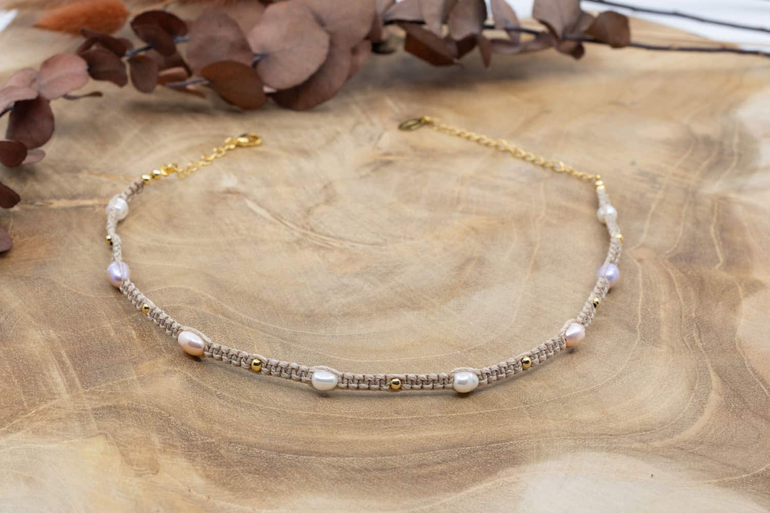 Makramee Halskette Shine Pearl mit Zuchtperlen, Garn und Messing 24k Vergoldet