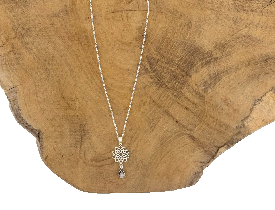 Halskette aus Silber 925 mit einem Kronen Chakra Symbol Anhänger