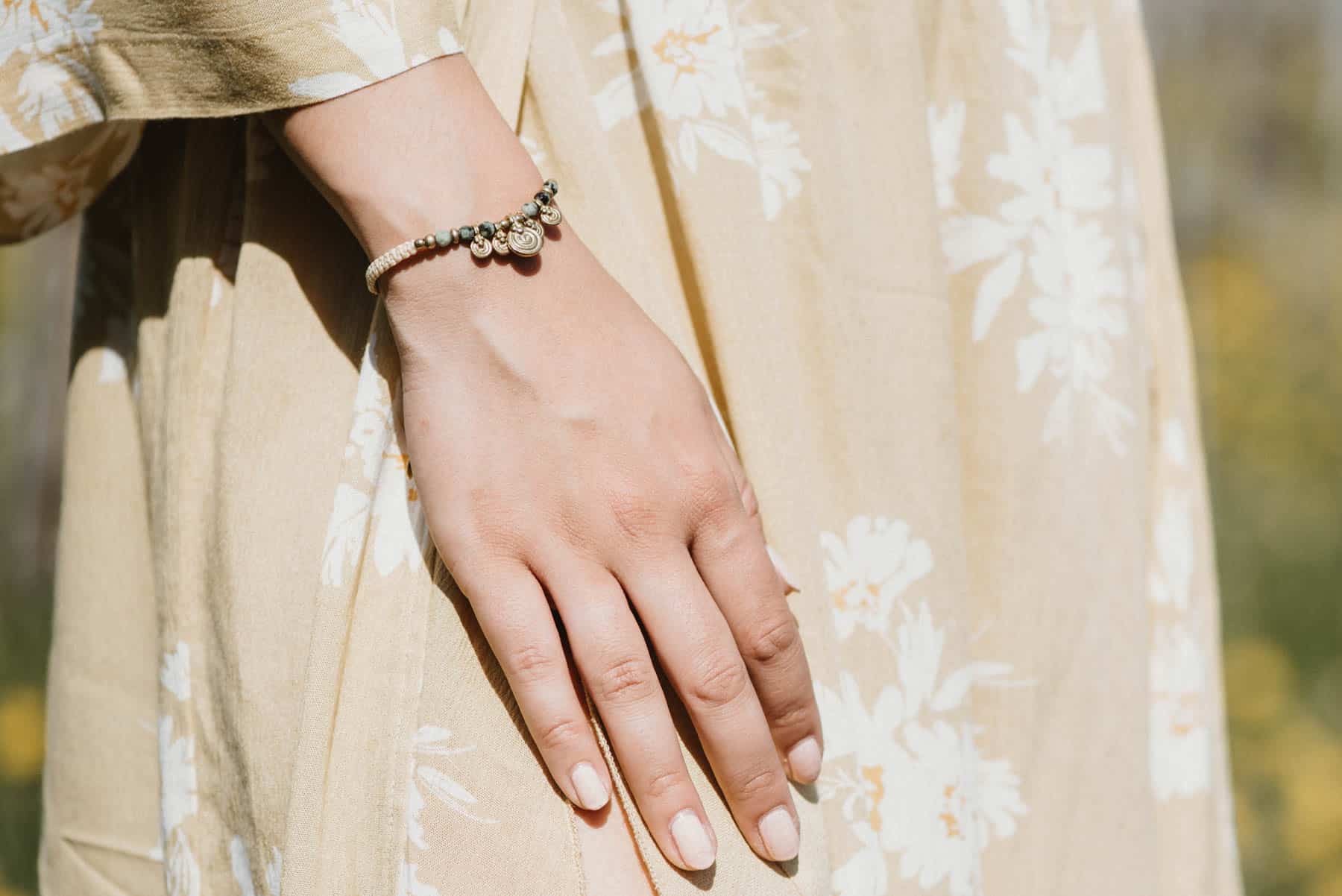 Makramee Armband Bindi – Boho Schmuck mit Messingelementen
