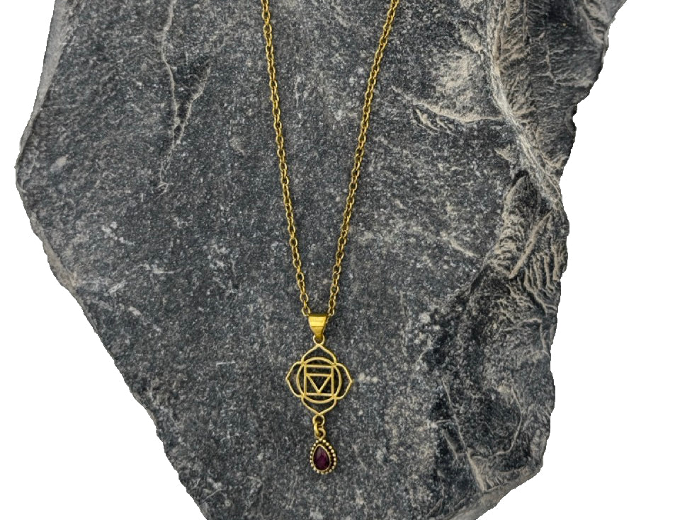 Halskette aus Messing mit einem Wurzel Chakra Symbol Anhänger