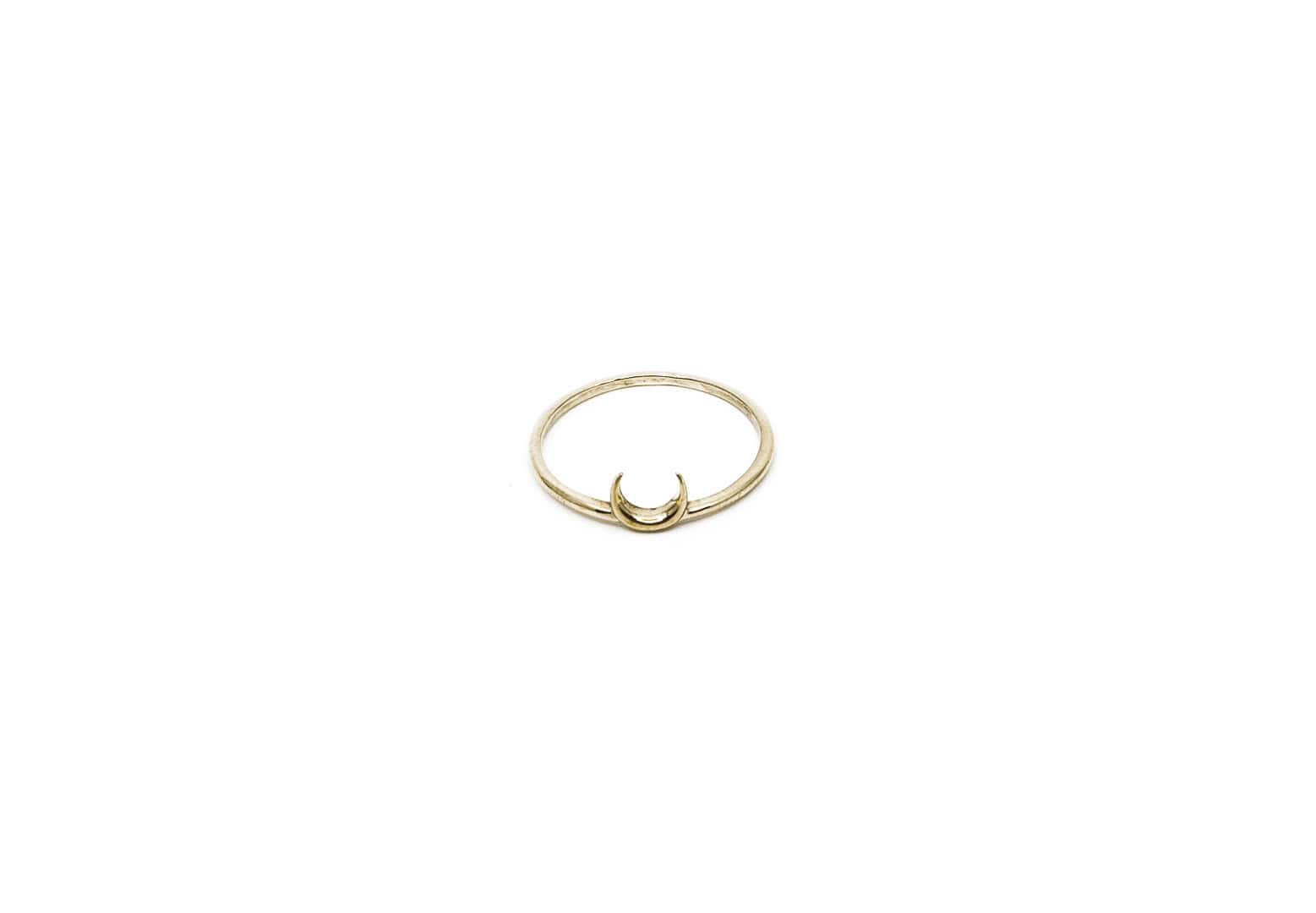 Fingerring aus nickelfreiem Messing mit kleinem Halbmond