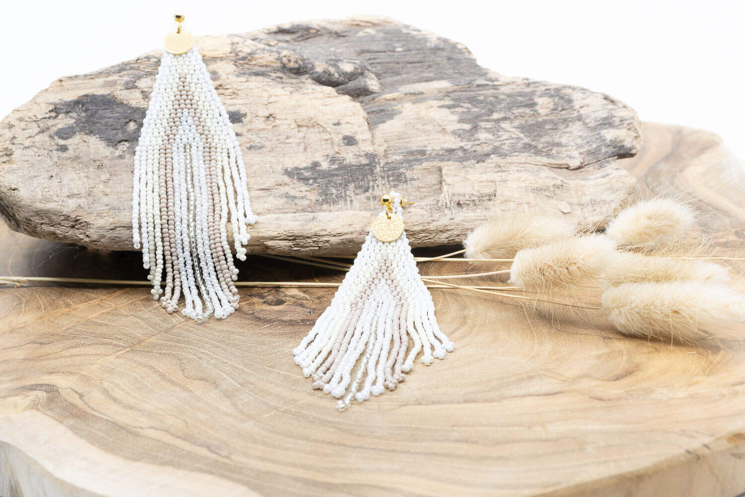 Diese Ohrringe "Wisdom" sind aus kleinen Glasperlen mit einer Münze aus Messing und 24k vergoldet.
