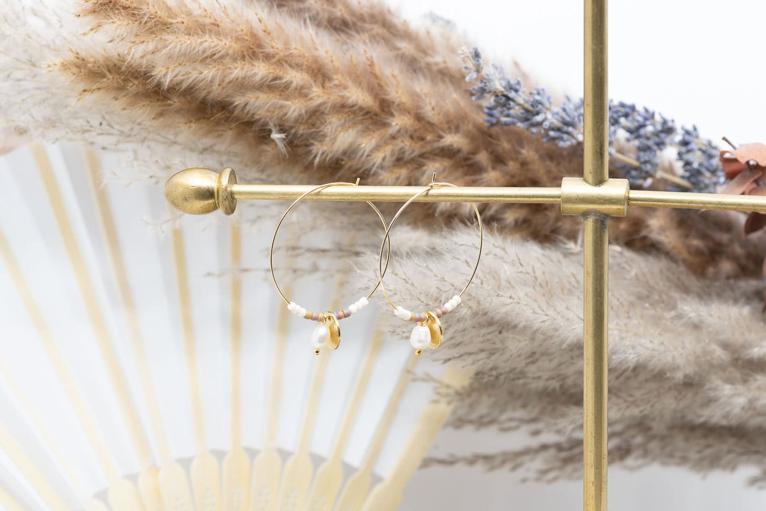 Diese Ohrringe "Ocean" sind aus Messing und 24k vergoldet.