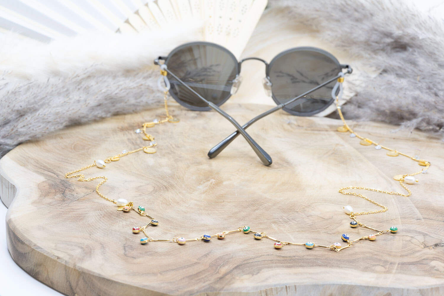 Diese Brillenkette "Wisdom" ist aus Messing und 24k vergoldet.