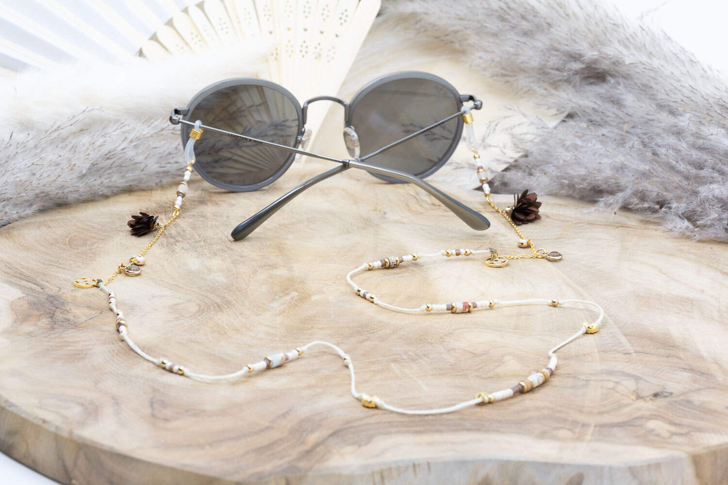 Diese Brillenkette "Soul" ist aus Garn und Messing, 24k vergoldet.