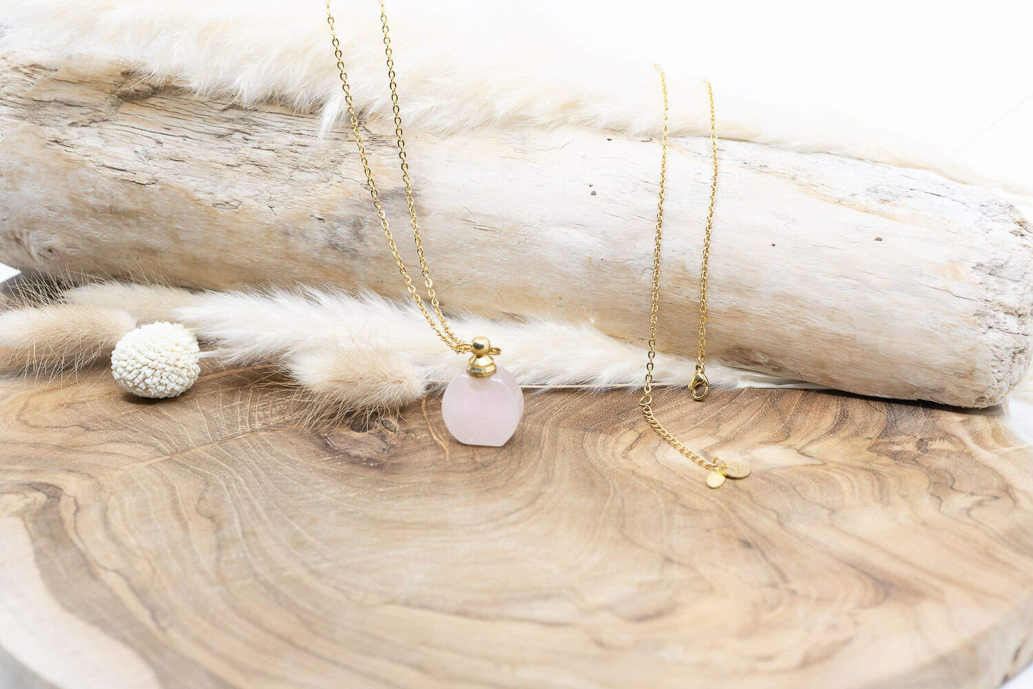 Diese Halskette "Flacon Rosequarz" ist aus Edelstahl und 14k vergoldet.