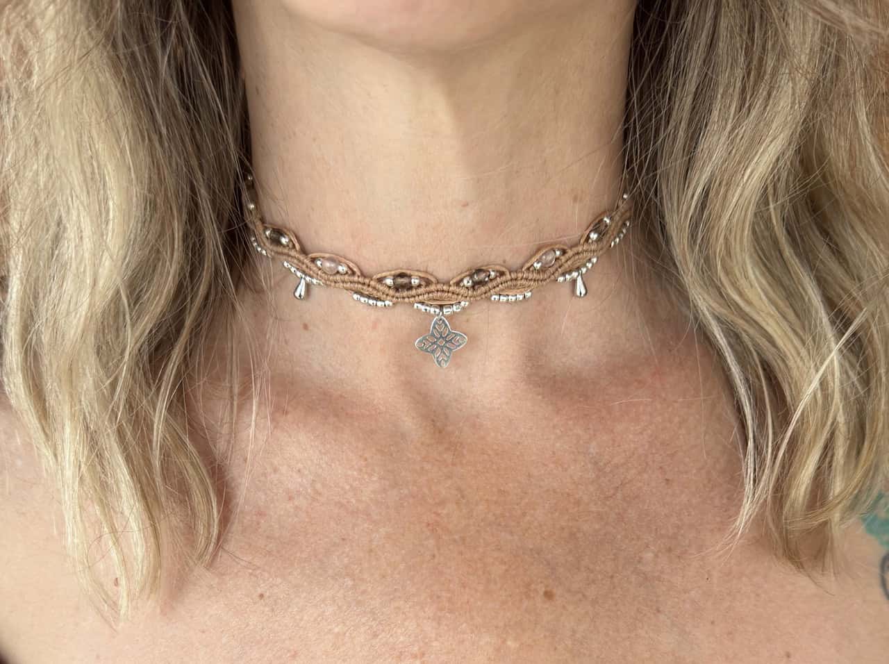 Makramee Choker "Eva Caramel Silber" mit den Halbedelsteinen Rosenquarz & Rauchquarz
