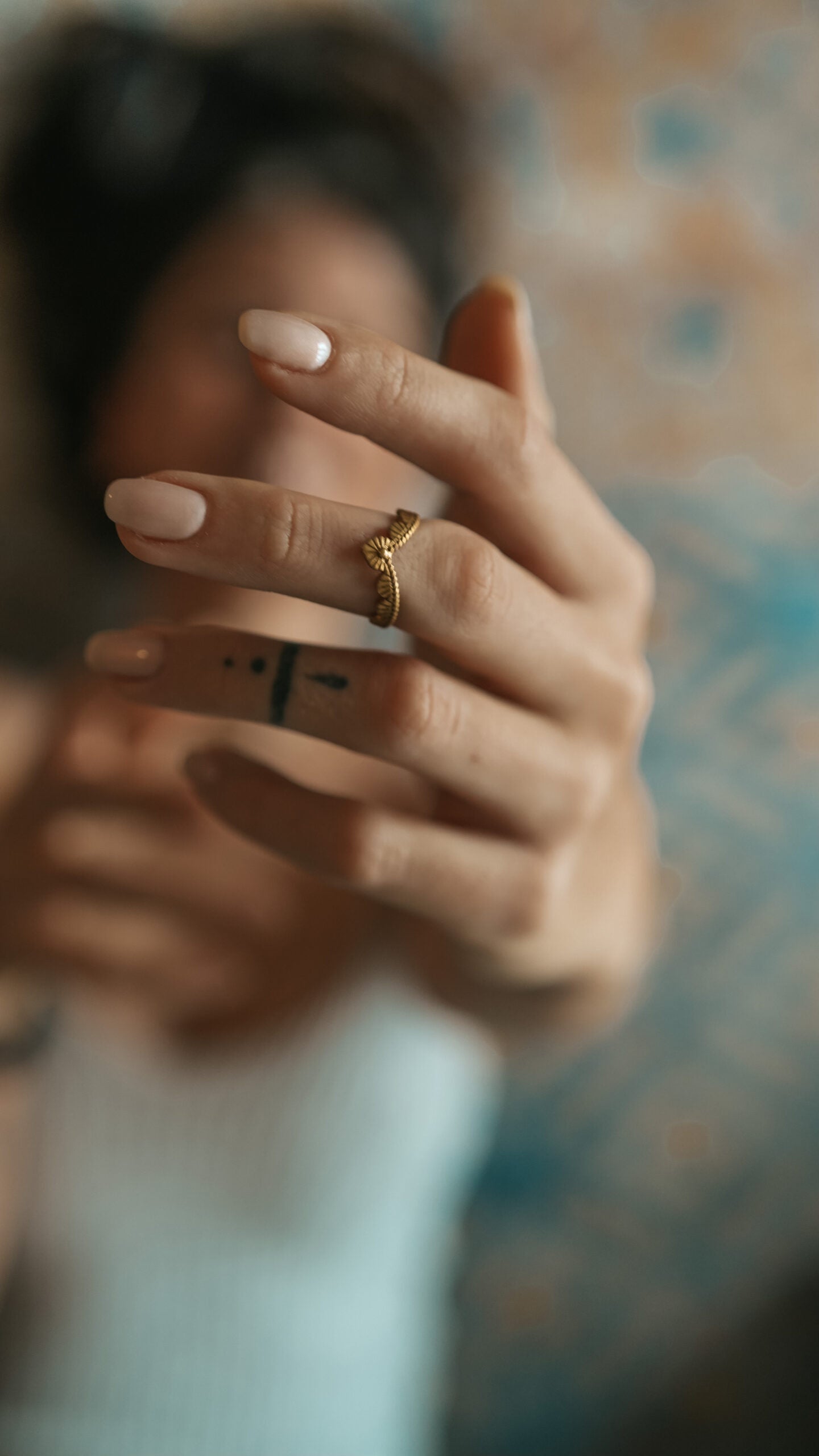 V-Ring mit Federdesign – Boho Stil handgefertigt