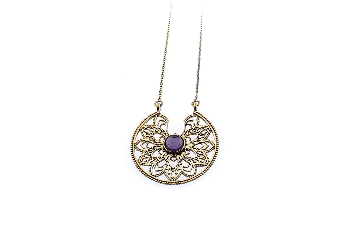 Lange Kette aus Messing mit einem Halbedelstein.
