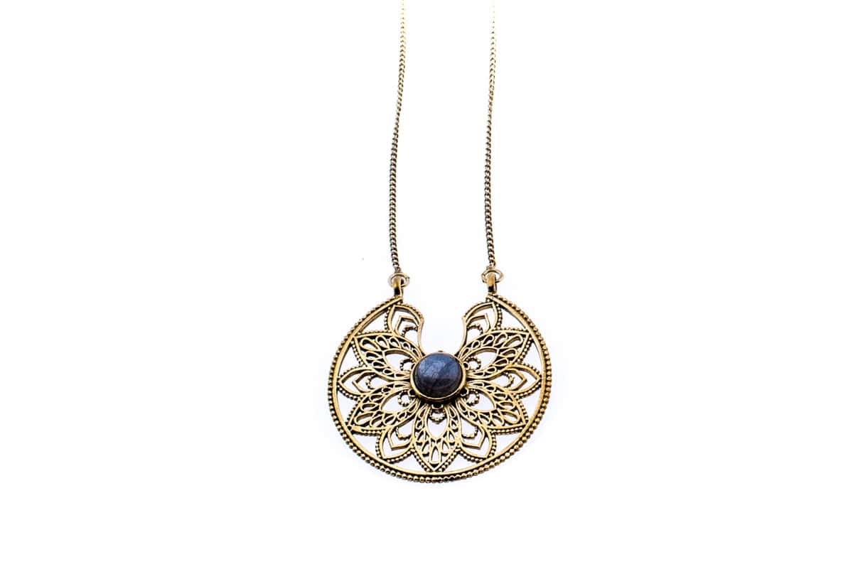Lange Kette aus Messing mit einem Halbedelstein.