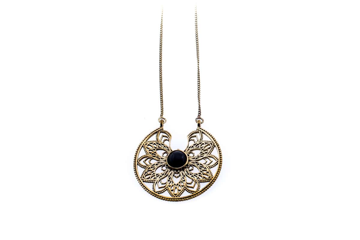 Lange Kette aus Messing mit einem Halbedelstein.