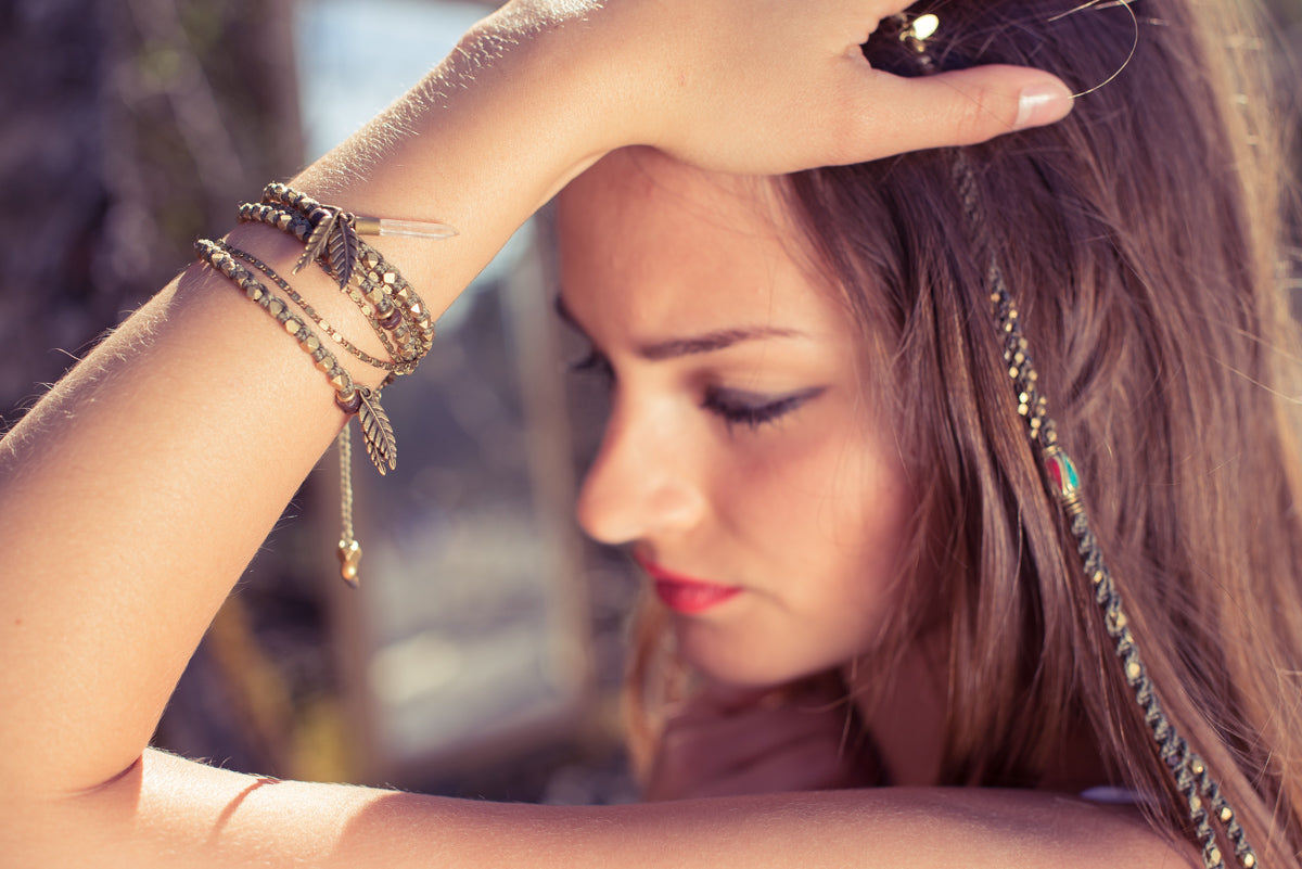 Armband mit Messing Perlen und Federn