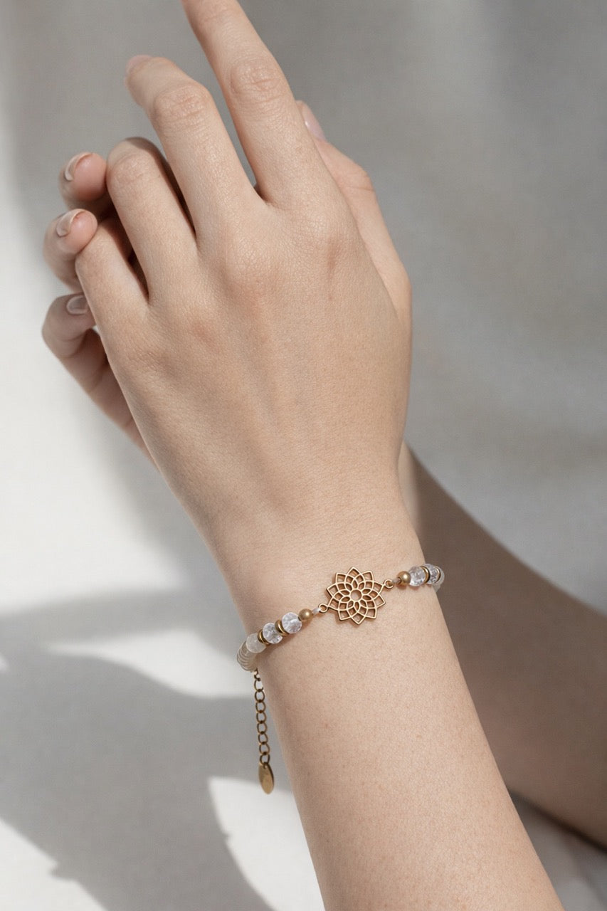 Makramee Armband mit dem Kronen Chakra und Bergkristallen 
