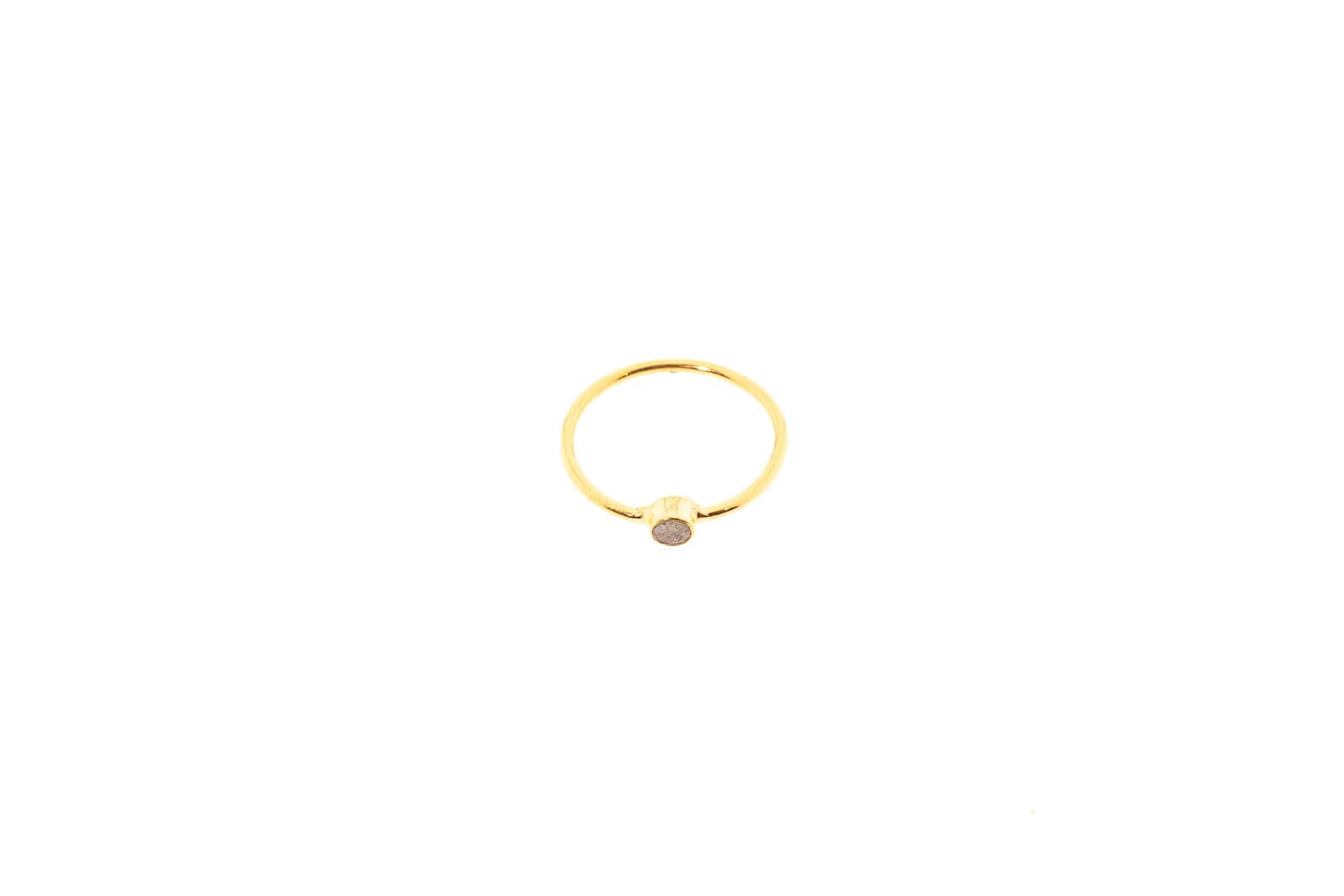 Vergoldeter Ring mit Edelstein