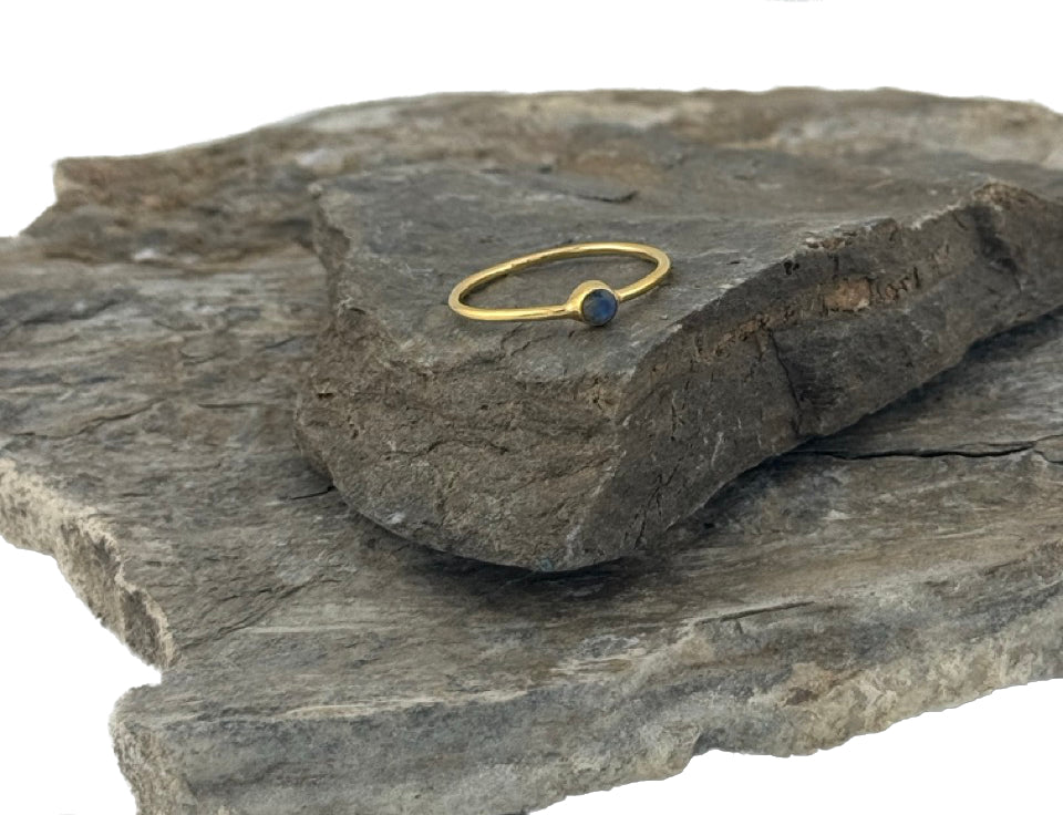Vergoldeter Ring mit Edelstein