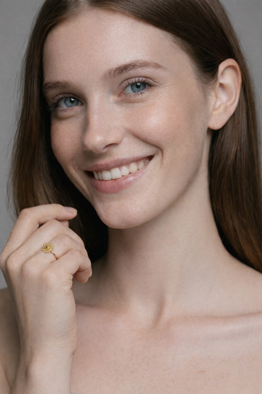 Fingerring aus Messing 24k vergoldet mit kleinem Ornament