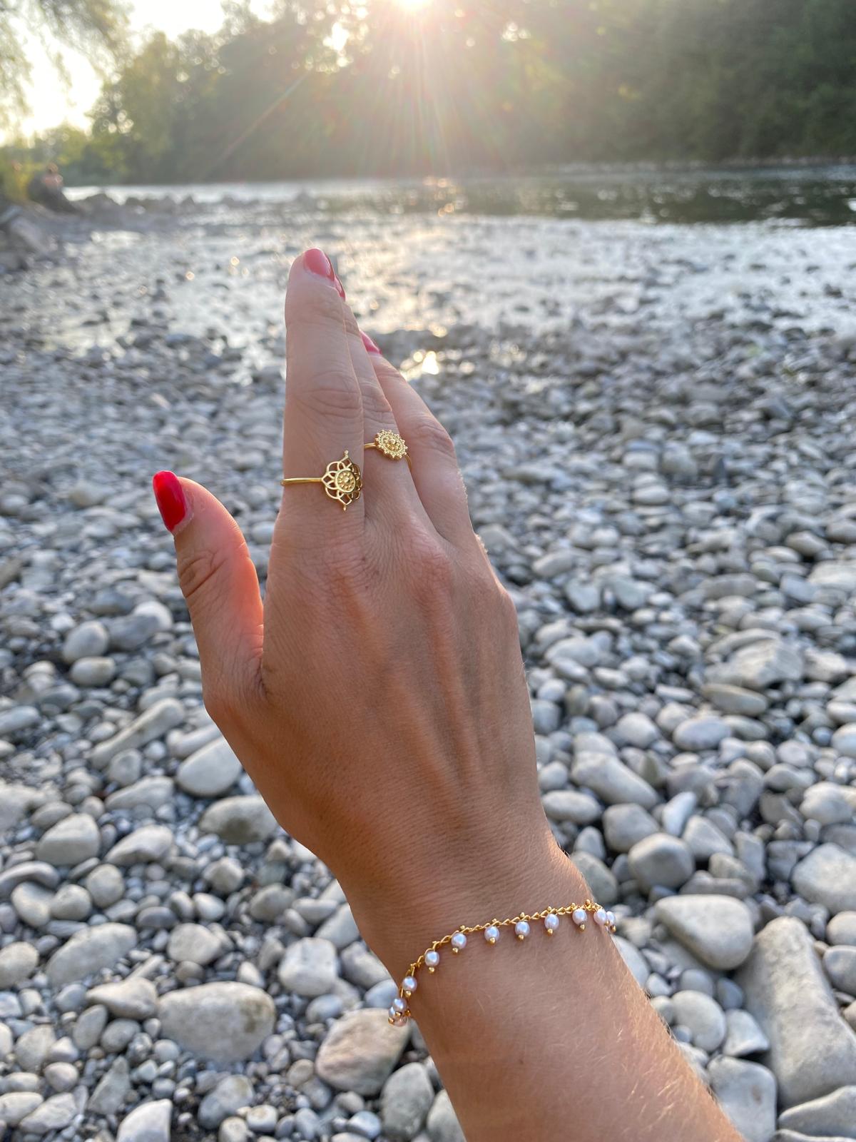 Fingerring aus Messing 24k vergoldet mit kleinem Ornament