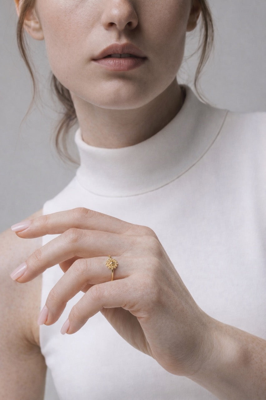 Fingerring aus Messing 24k vergoldet mit kleinem Ornament