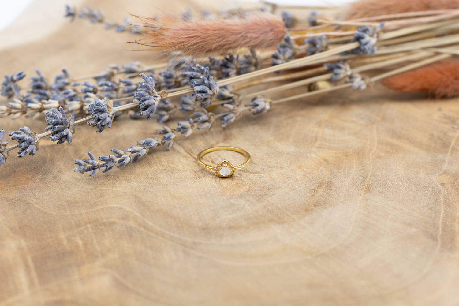 Fingerring aus Messing 24k Vergoldet mit Mondstein