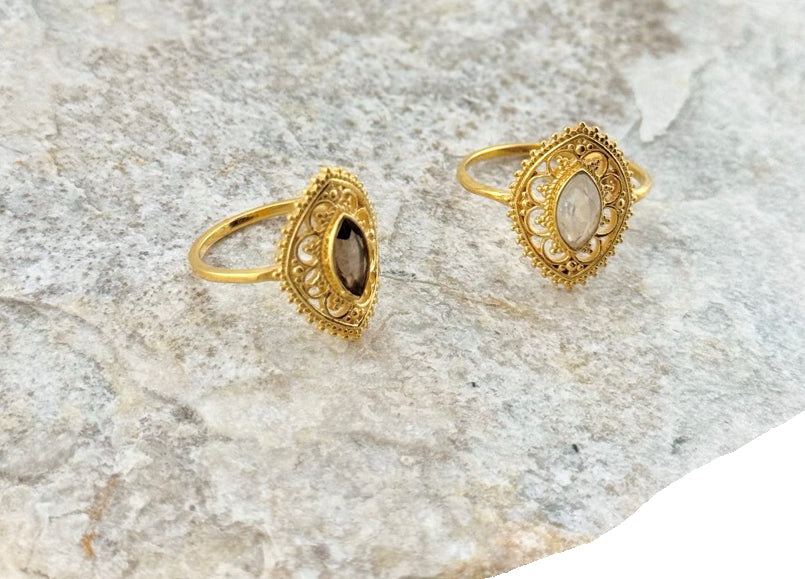 Mystisch, feminin & kraftvoll – vergoldeter Ring mit Mondstein oder Rauchquarz im Mandala-Design. Wähle deine Energie.
