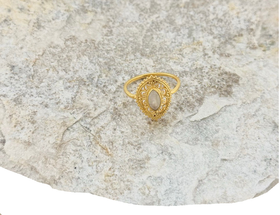Mystisch, feminin & kraftvoll – vergoldeter Ring mit Mondstein oder Rauchquarz im Mandala-Design. Wähle deine Energie.