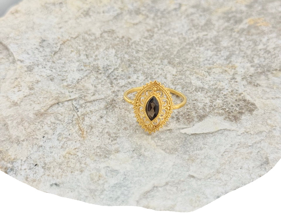 Mystisch, feminin & kraftvoll – vergoldeter Ring mit Mondstein oder Rauchquarz im Mandala-Design. Wähle deine Energie.