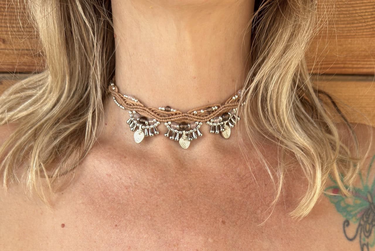 Makramee Choker "Zoe Sand Silber" mit den Halbedelsteinen Rosenquarz & Rauchquarz