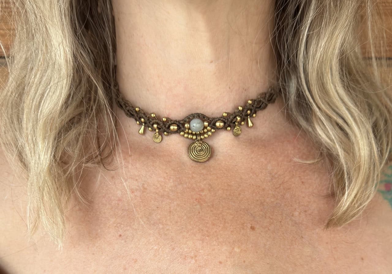Makramee Choker "Ayla Braun" mit dem Halbedelstein Labradorit