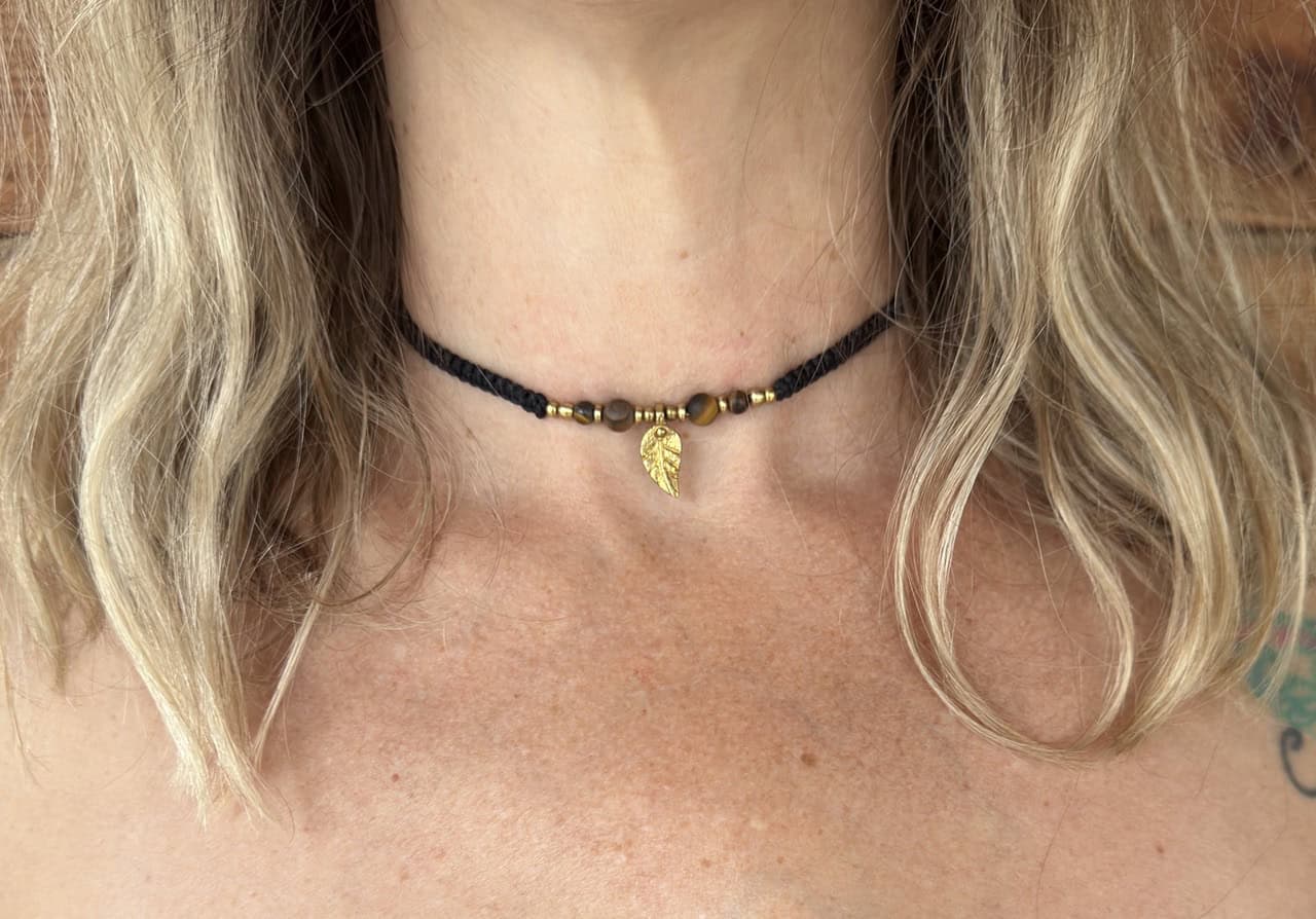 Makramee Choker "Sue Black" mit dem Halbedelstein Tigerauge